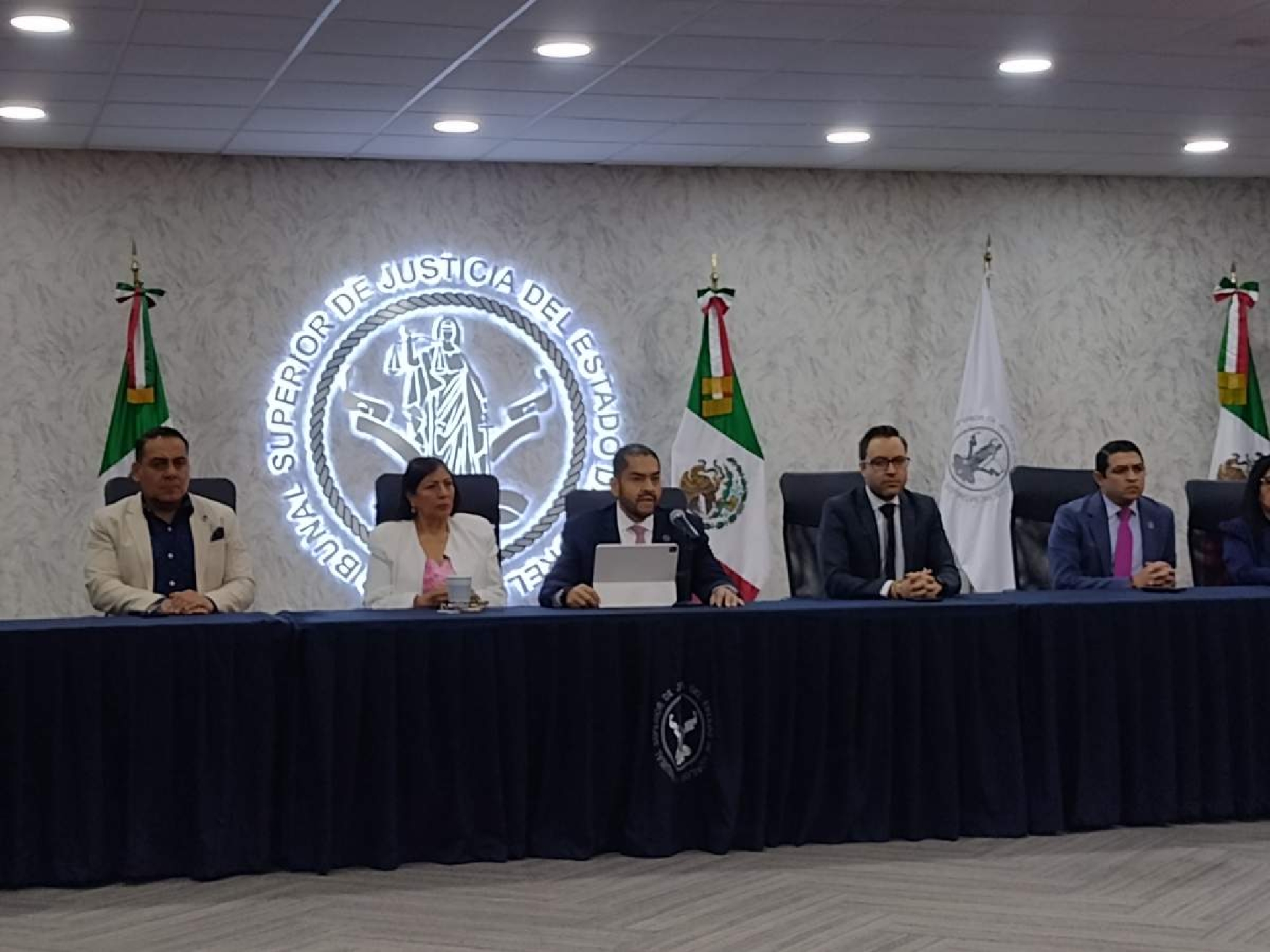 Un policía en la Presidencia del Poder Judicial