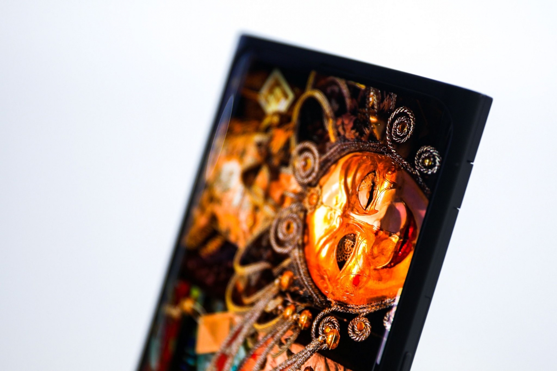 VIDEO: Revela Oppo el primer smartphone con cámara bajo la pantalla