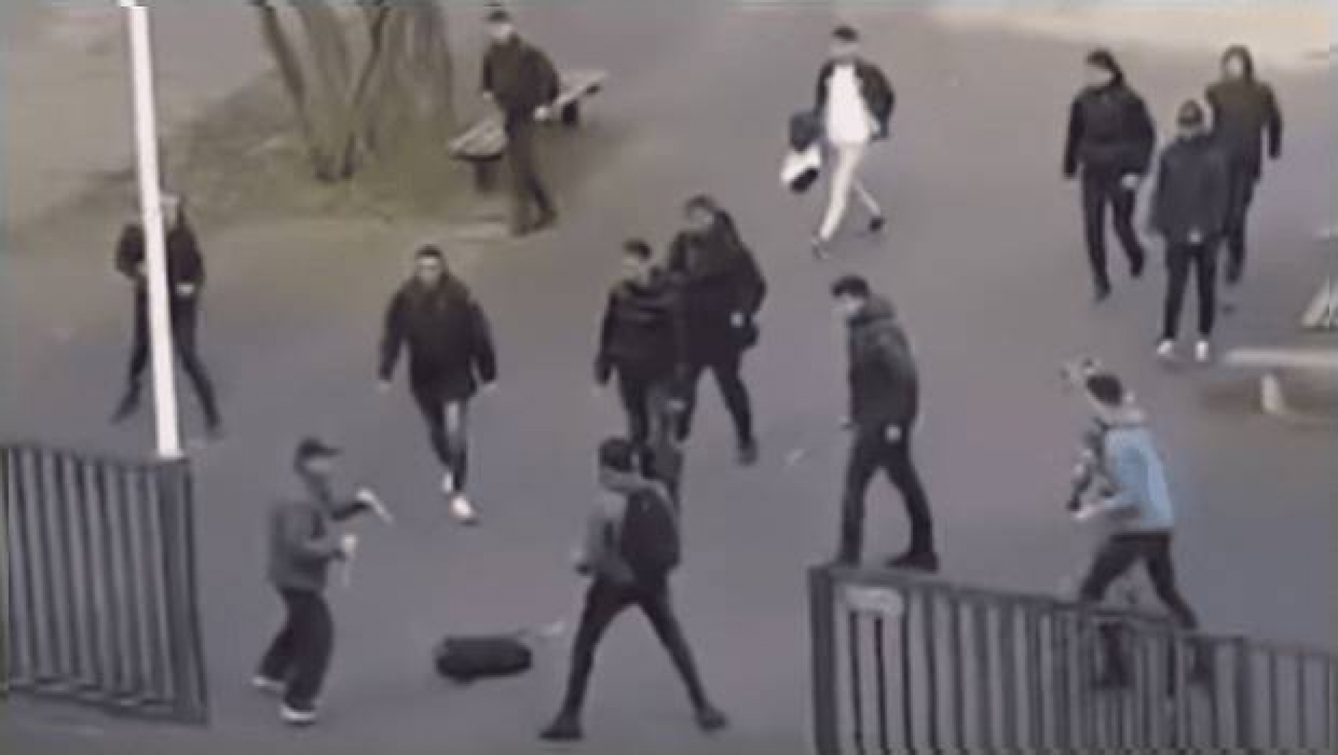 VIDEO: Estudiantes se defienden de hombre armado con cuchillos