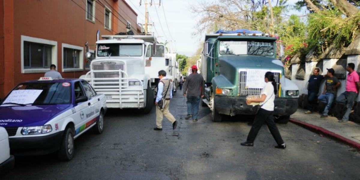 Protestan transportistas en el Ayuntamiento de Cuernavaca