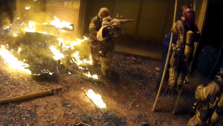 VIDEO: Heróico bombero rescata a menor de un edificio en llamas
