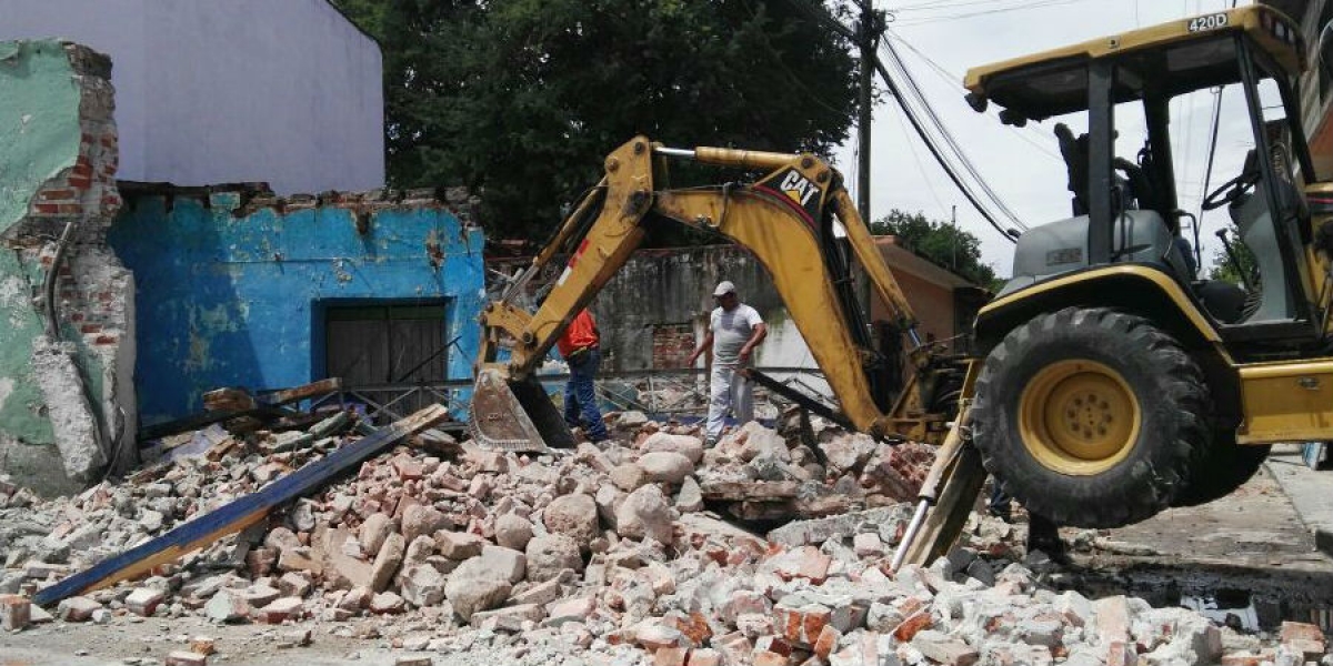 Tras sismo, llevan a cabo trabajos de demolición en Mazatepec