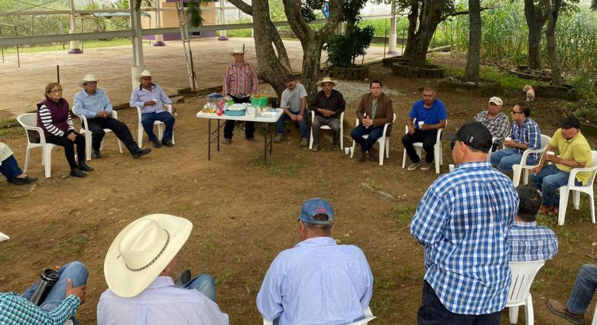 Construiremos caminos rurales y dotaremos de bienes y servicios seguros a las comunidades más alejadas: Juan Ángel Flores Bustamante