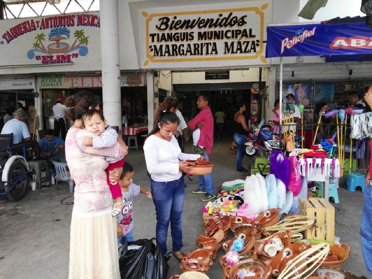 En pie y abiertos, los tres mercados de Jojutla tras sismo