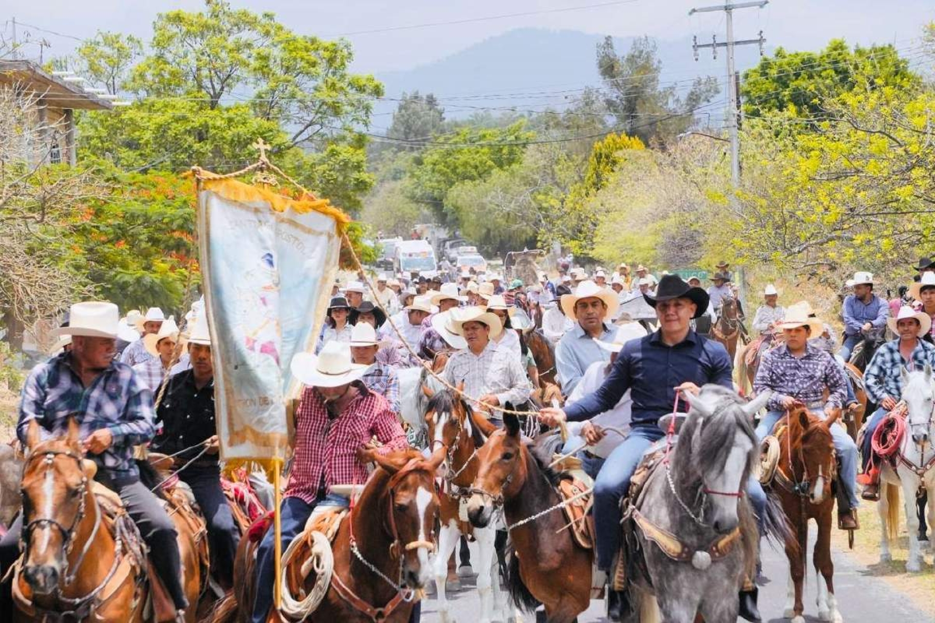 Realizan cabalgata en honor a la Santa Cruz en Ocuituco