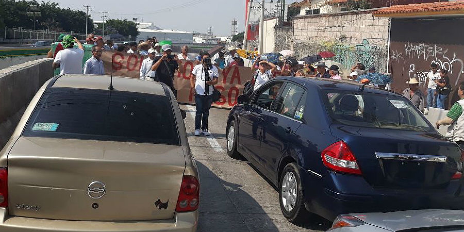 Se manifiesta la Asociación Cívica Morelense en el paso exprés