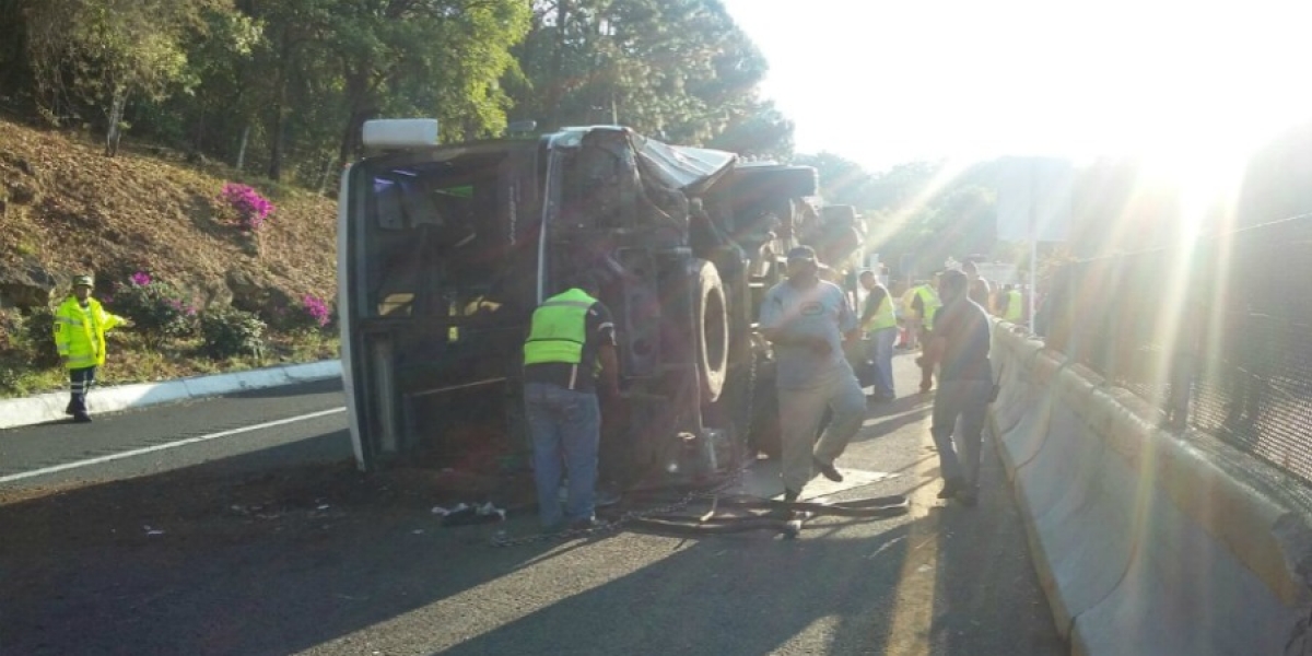 Vuelca autobús en la autopista México-Cuernavaca