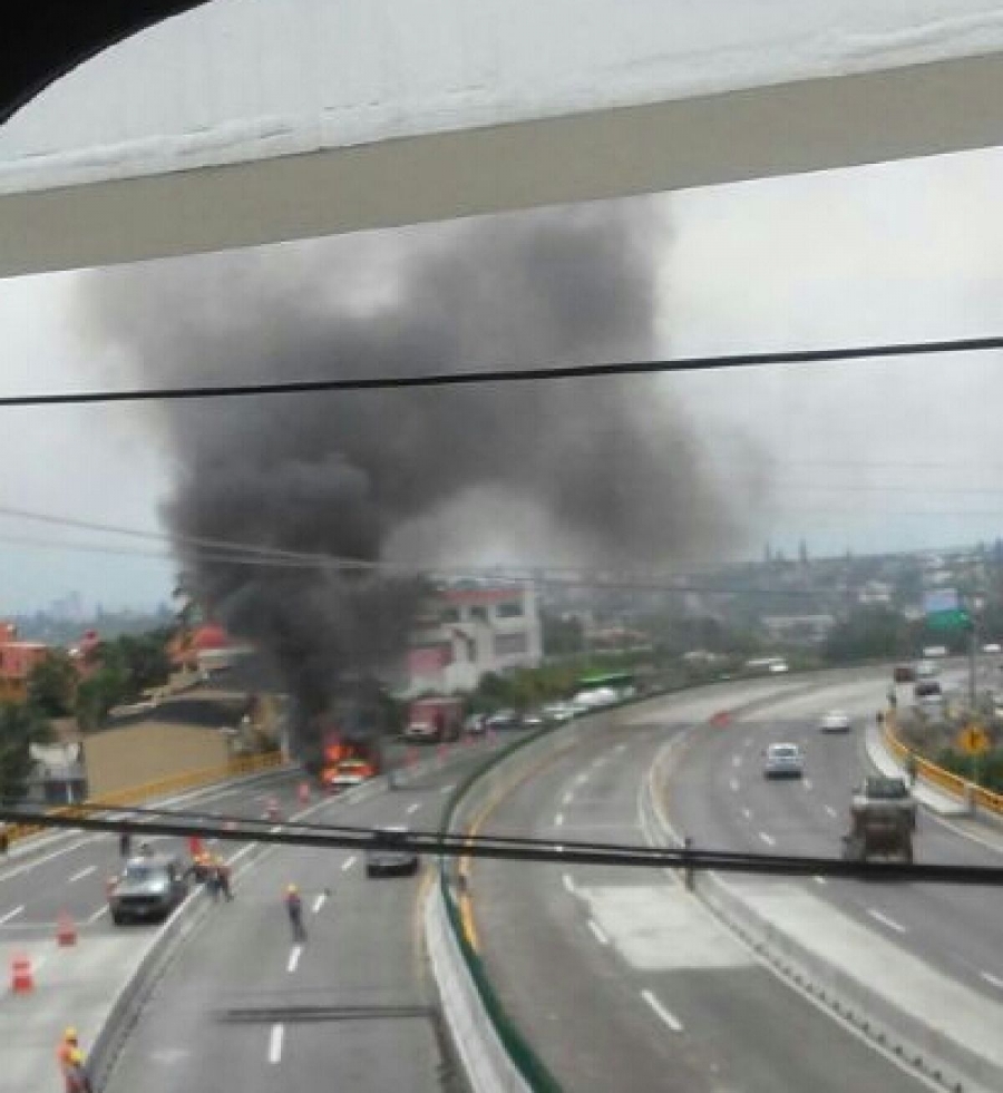 Se incendió una camioneta en el Paso Exprés