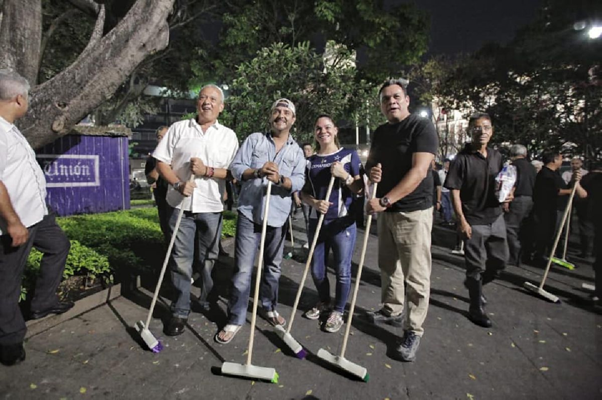 Jornada de limpieza en el zócalo