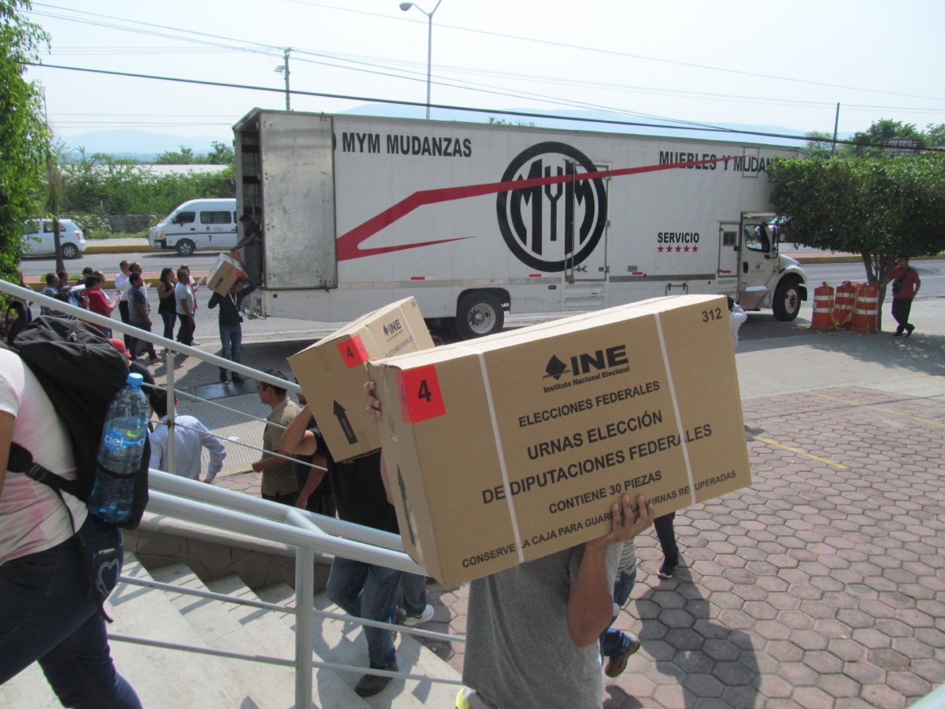 Llega material electoral a la junta distrital 04 del INE
