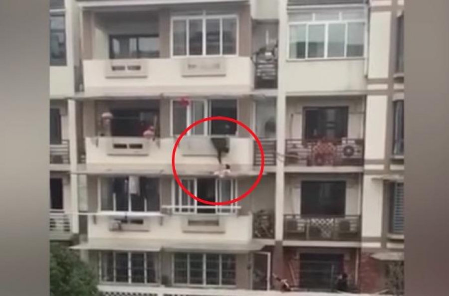 VIDEO: El héroe que arriesga su vida para salvar a una niña de tres años