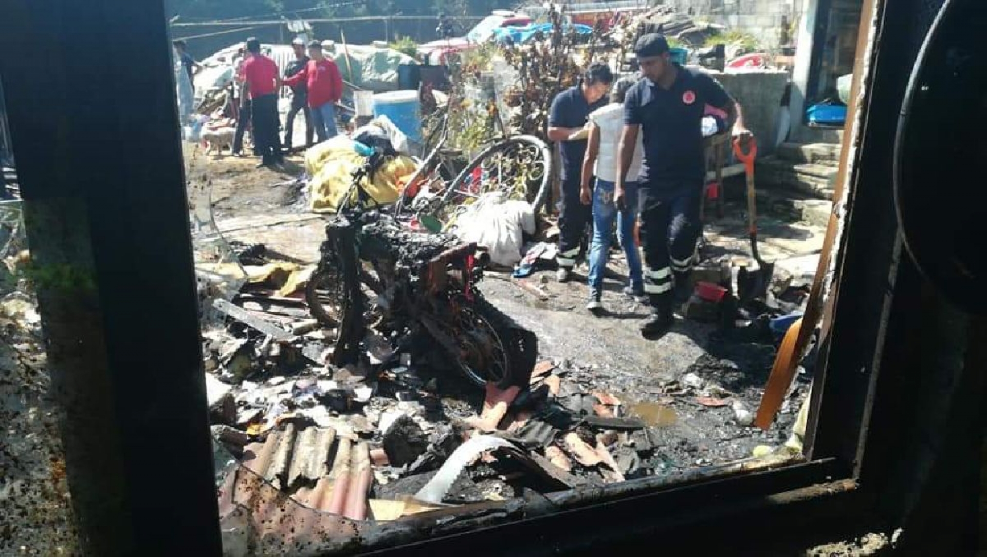 Incendio causa destrozos en una casa de Tres Marías