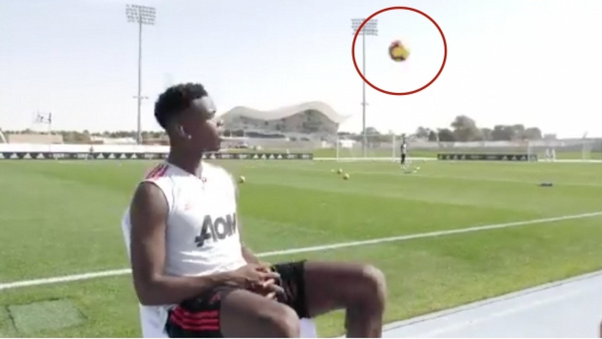 VIDEO: Quiere arruinar entrevista a Pogba y el crack responde con magistral lujo