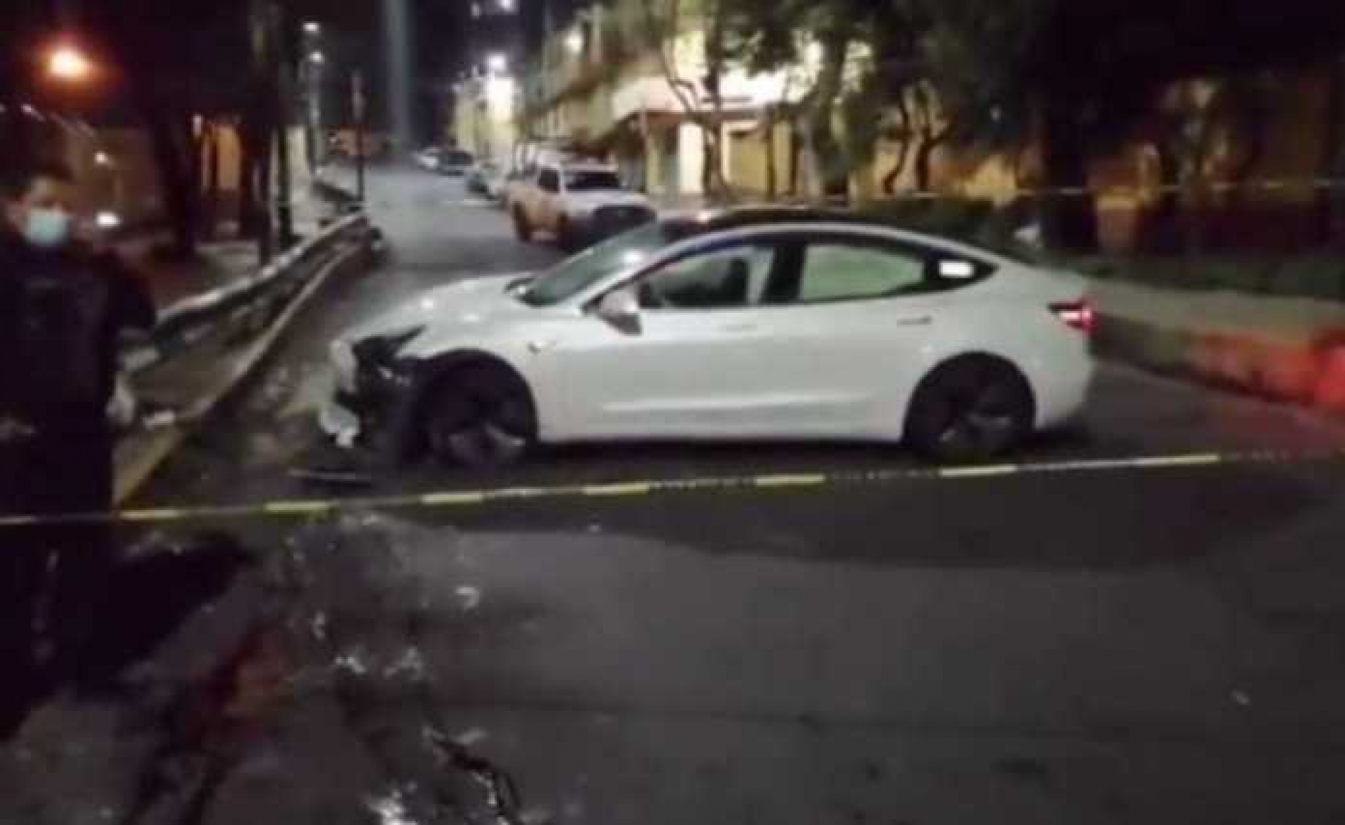 VIDEO: Balean a chofer de Didi que viajaba en auto Tesla de 1.5 mdp en Cdmx
