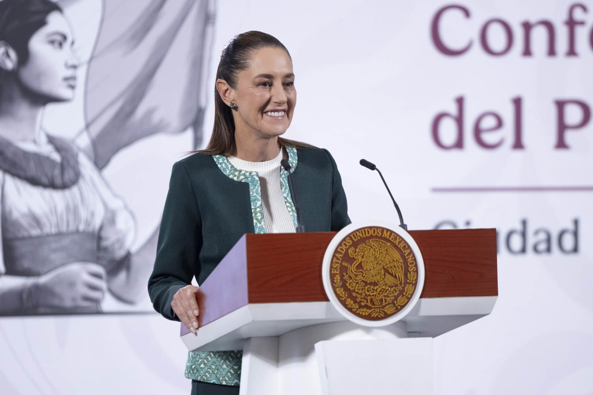 Sheinbaum pide no mezclar triunfo de Fátima Bosch con acusaciones contra Raúl Rocha