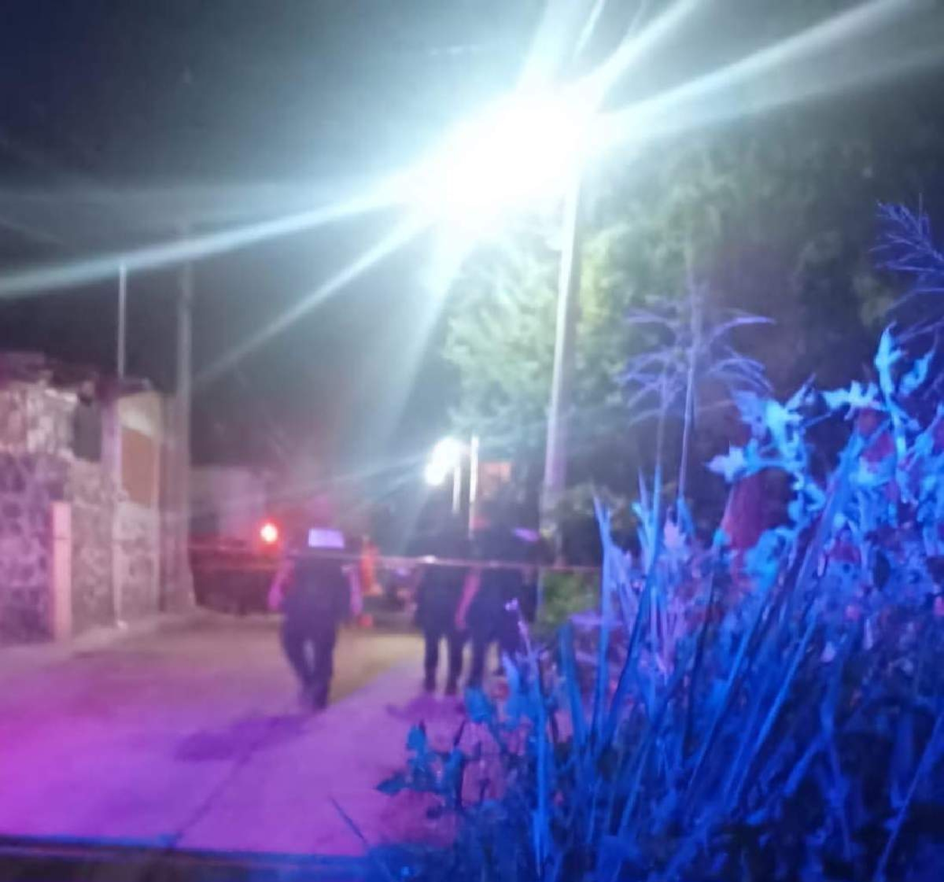 Fue atacado a tiros al llegar a su casa