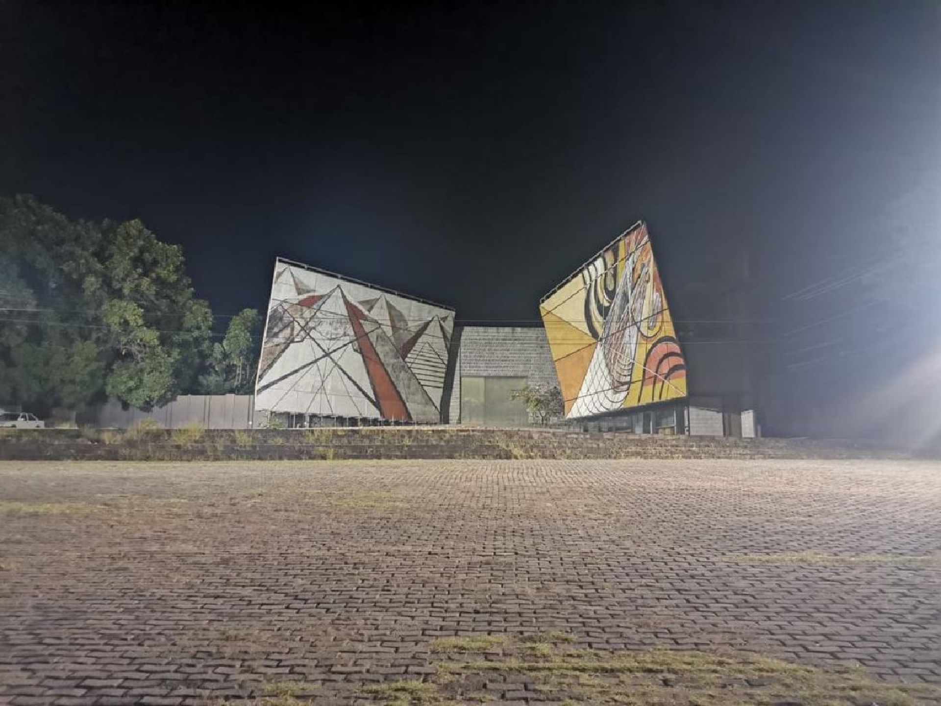 Renueva ayuntamiento luminarias del parque Siqueiros