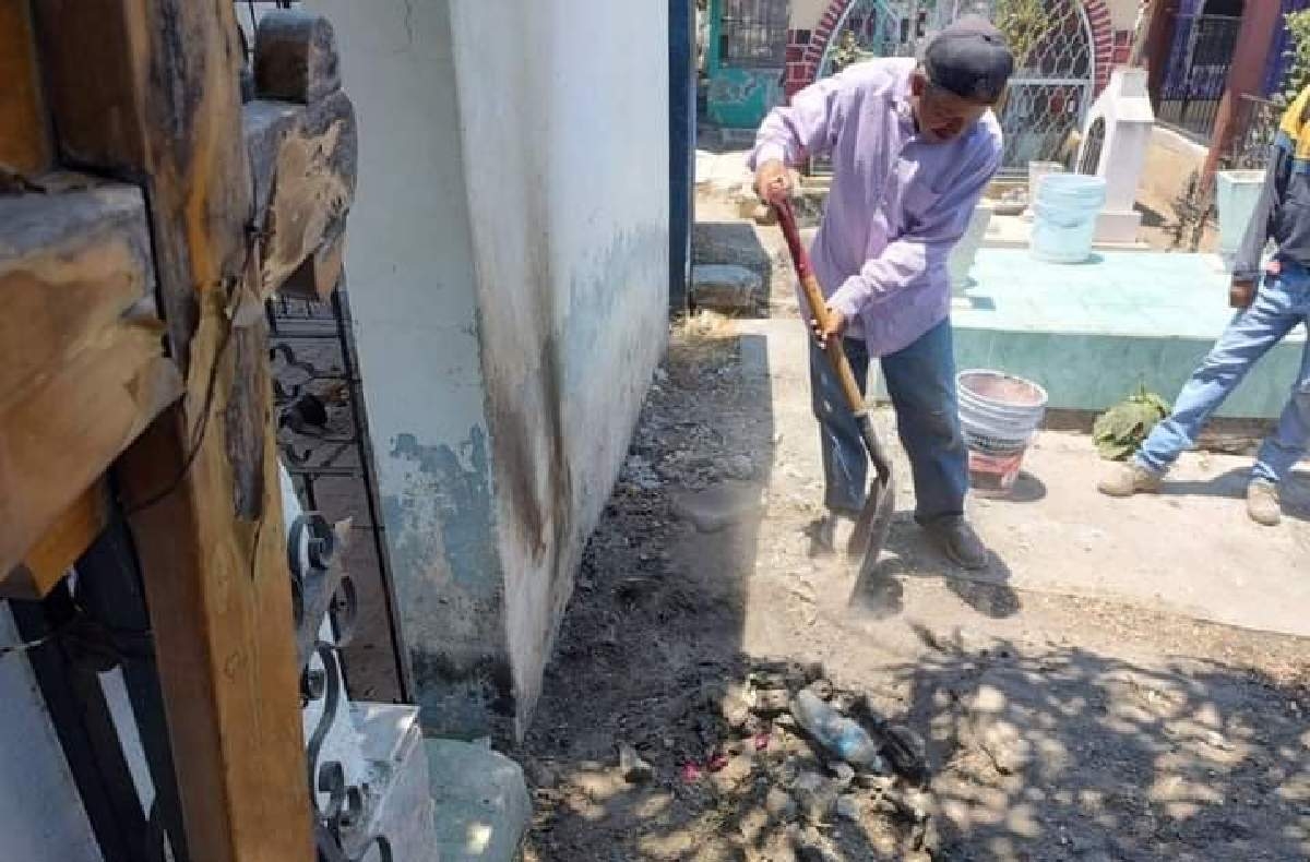 Mantienen limpieza en panteones de municipios del poniente