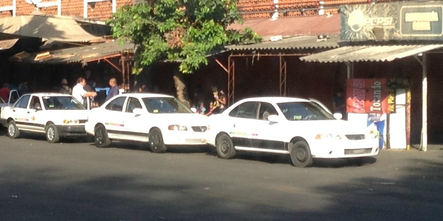 Taxistas del ALM denuncian presunto hostigamiento de policías viales