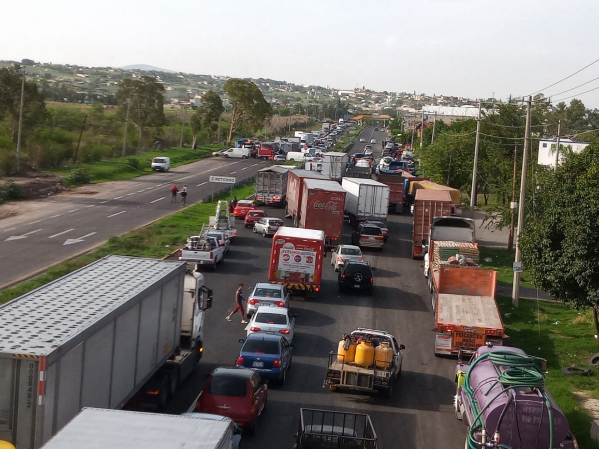 Bloquean comerciantes libramiento para exigir apertura del tianguis Siglo XXI