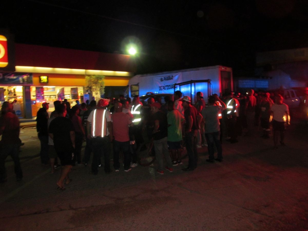 Sorprenden a una patrulla de la policía con agua embotellada para damnificados en Jojutla