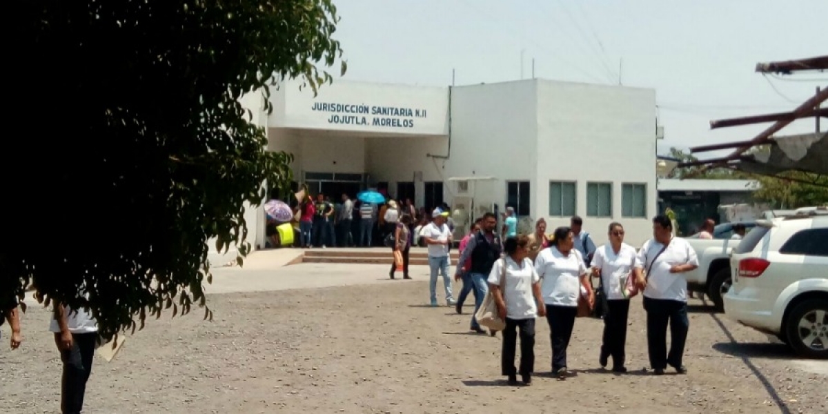 Toman habitantes de Tlaquiltenango oficinas de la jurisdicción sanitaria número dos, en Jojutla