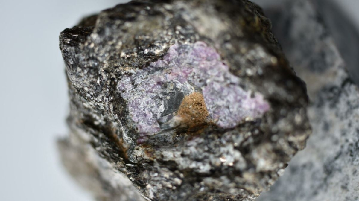 Geólogos descubren evidencia de vida antigua dentro de un rubí