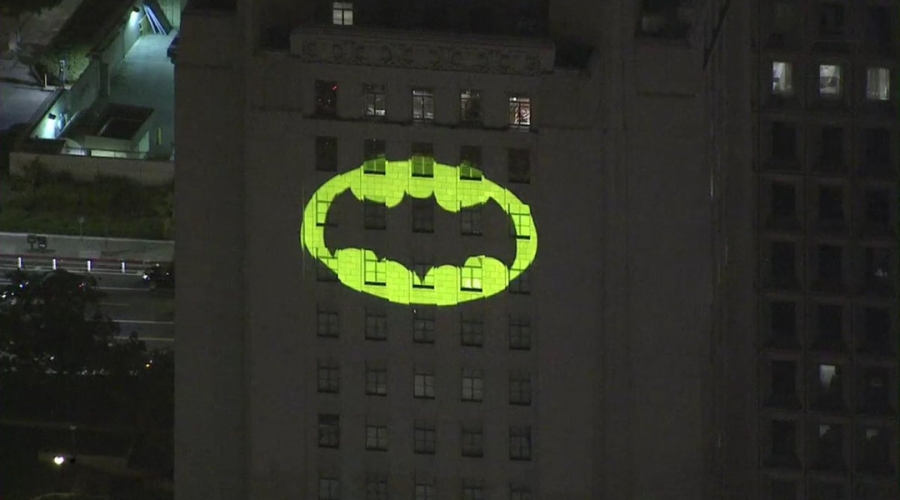 Encienden la Batiseñal en honor a Adam West en Los Ángeles