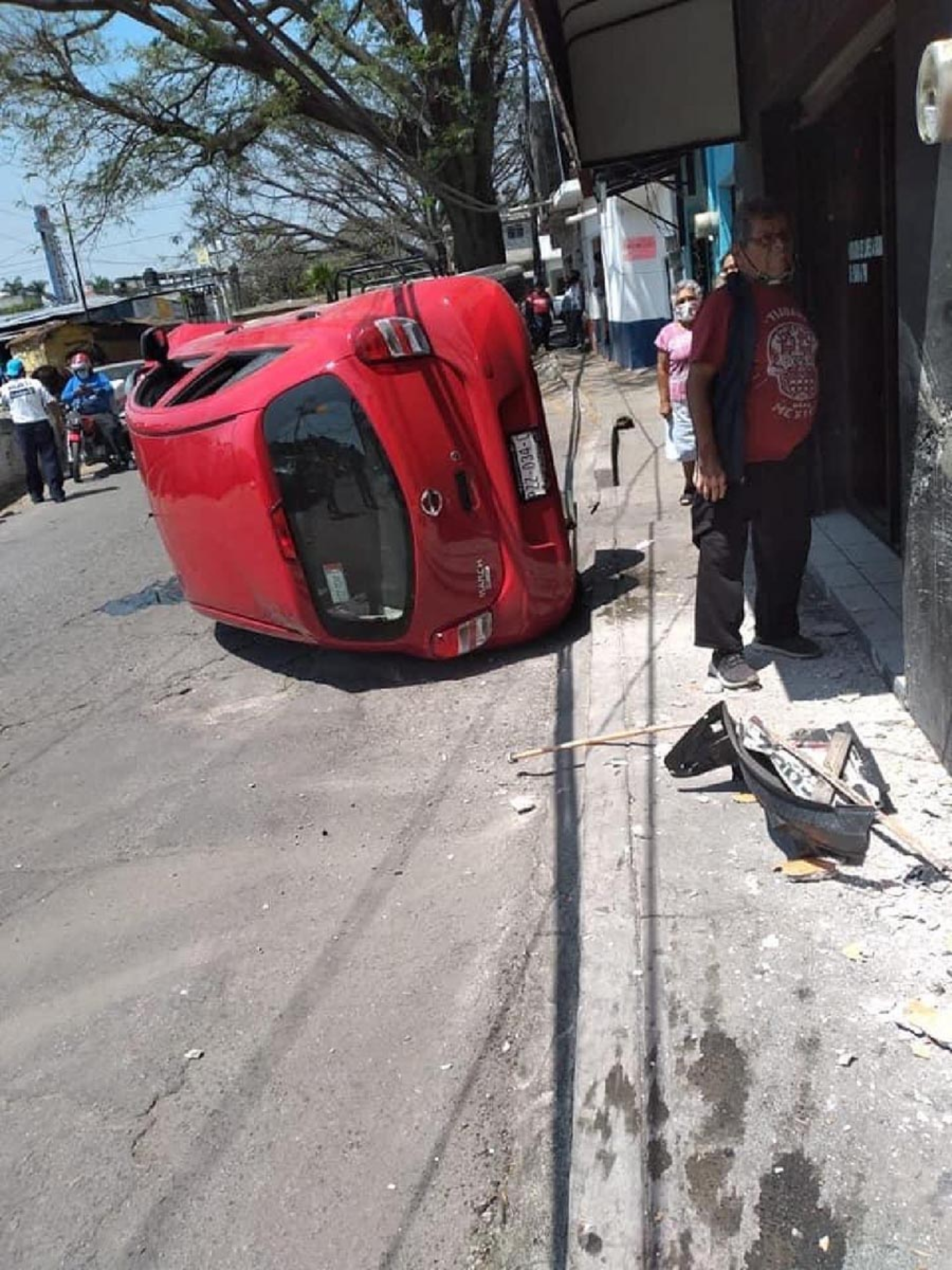 Volcaron el auto que se acababan de robar