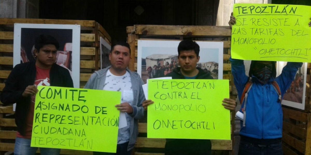 Se manifiestan vecinos de Tepoztlán en Cuernavaca, contra incrementos al pasaje