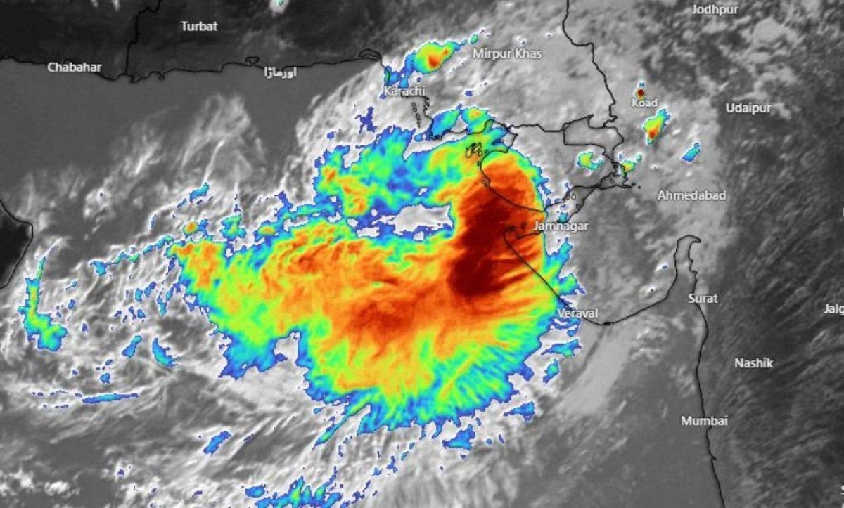 Evacuan a miles de personas en India y Pakistán tras Ciclón 'Biparjoy'