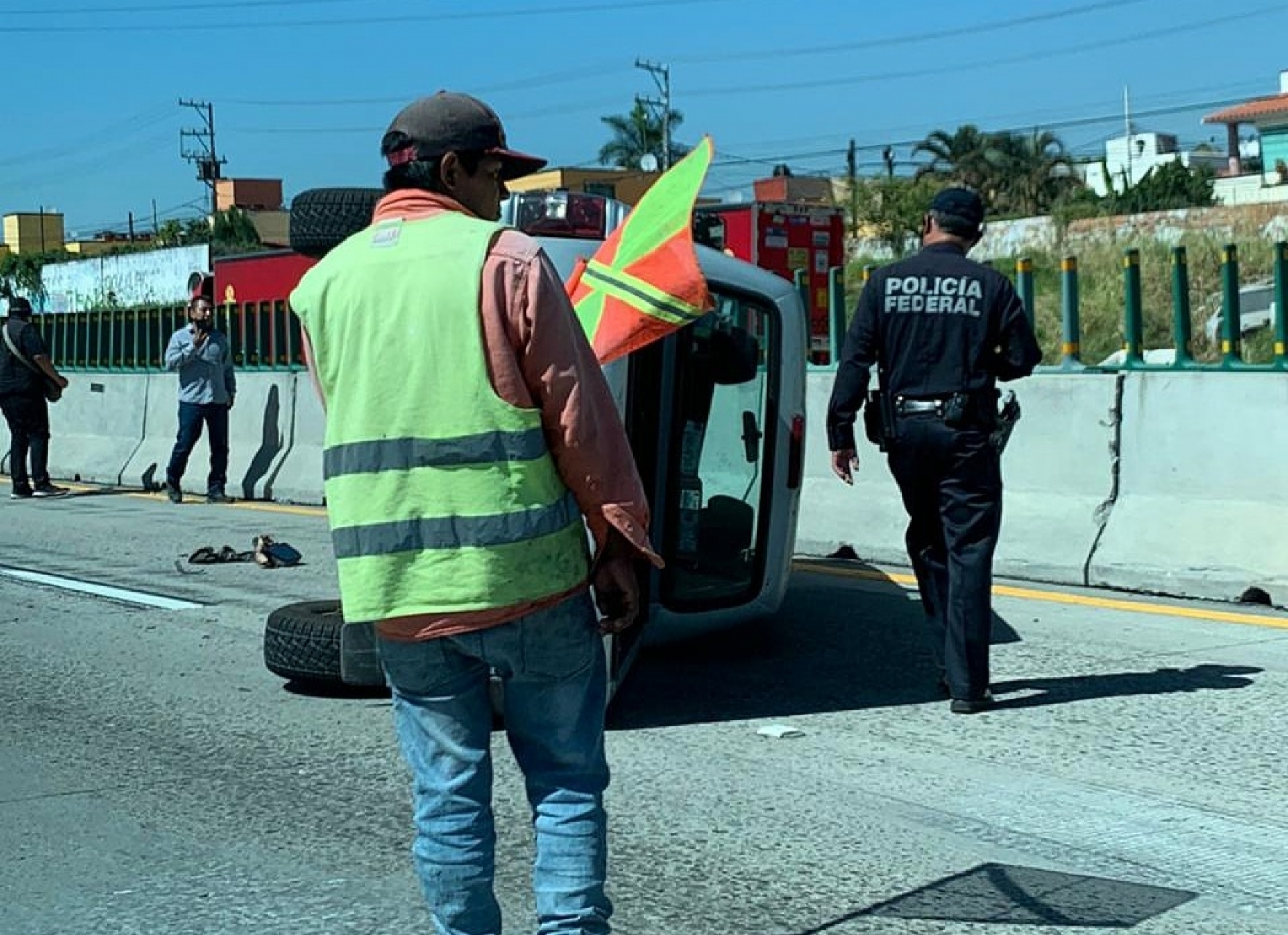 Volcadura en el Paso Exprés deja un herido