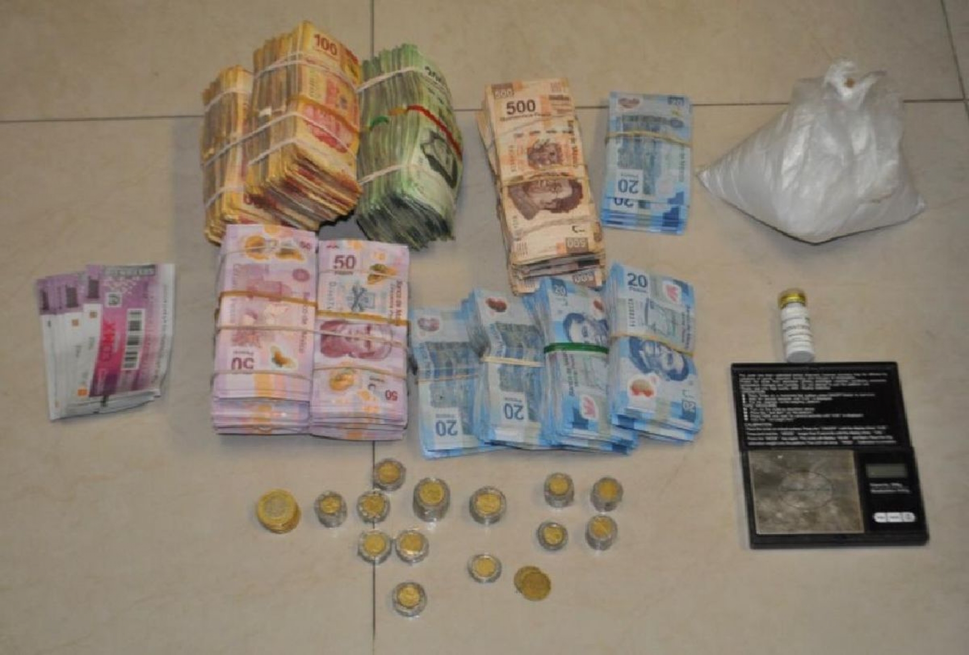 Transportaban 400 mil pesos y droga en un auto