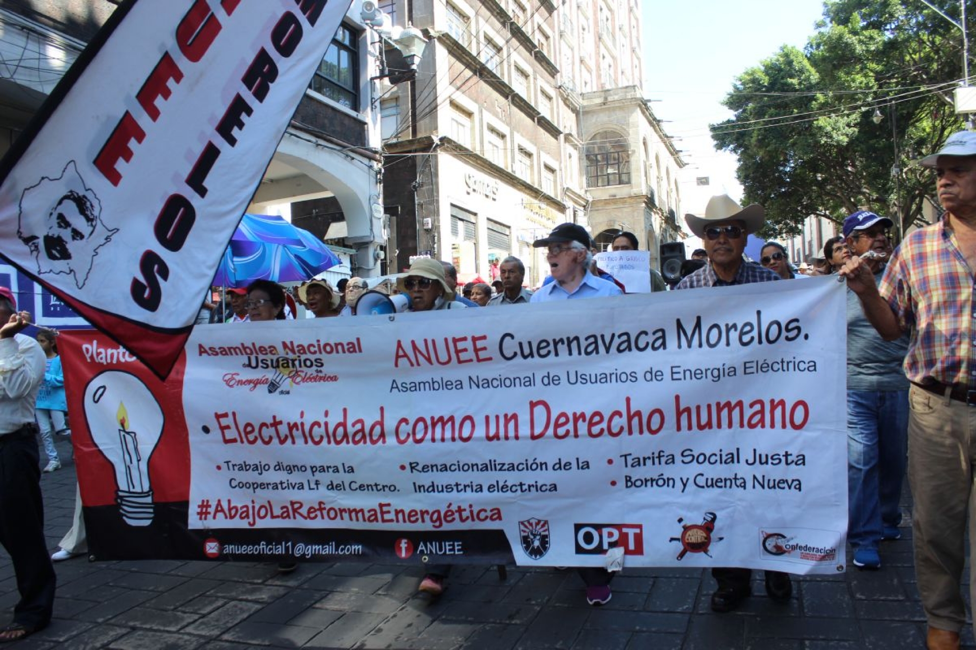Con gobierno electo, maestros despedidos esperan ser reinstalados