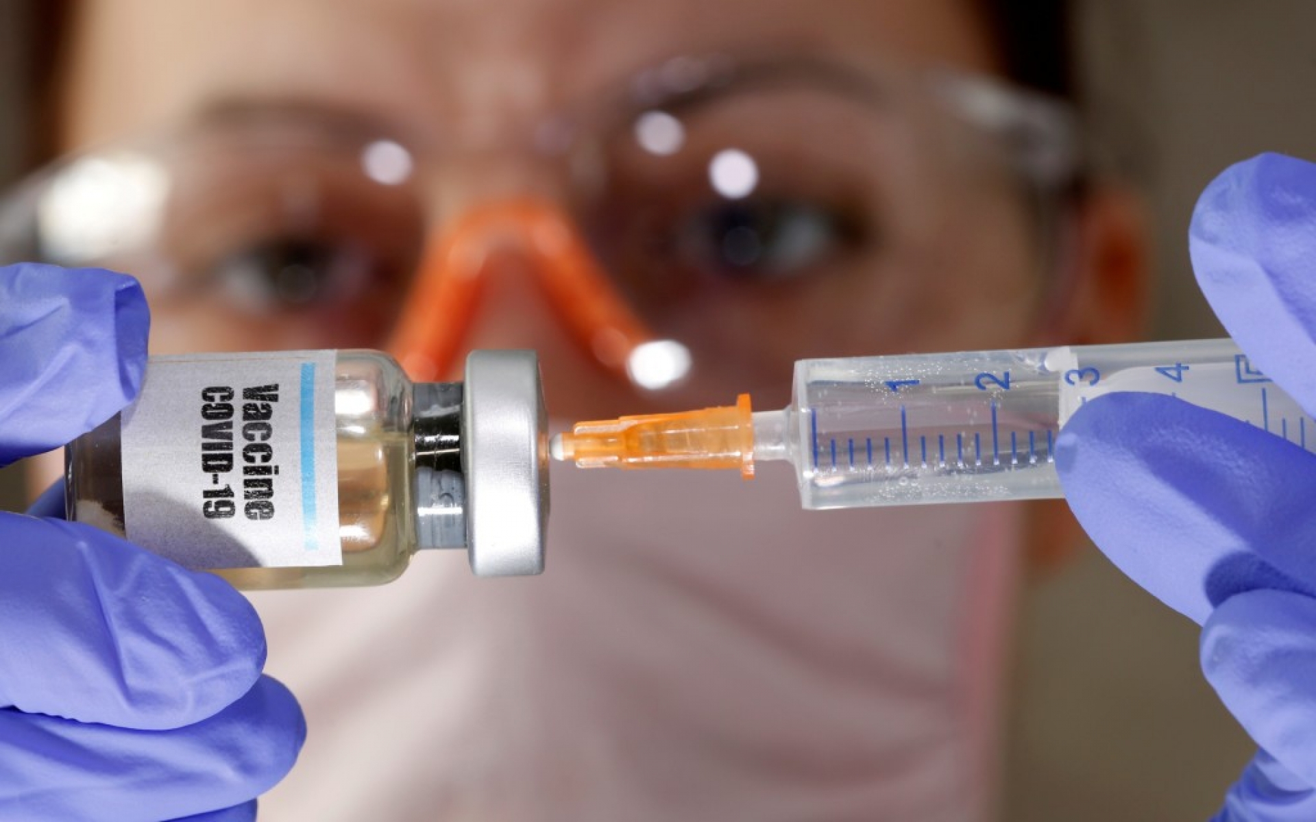 UE negocia con farmacéuticas para asegurar ya acceso a vacunas