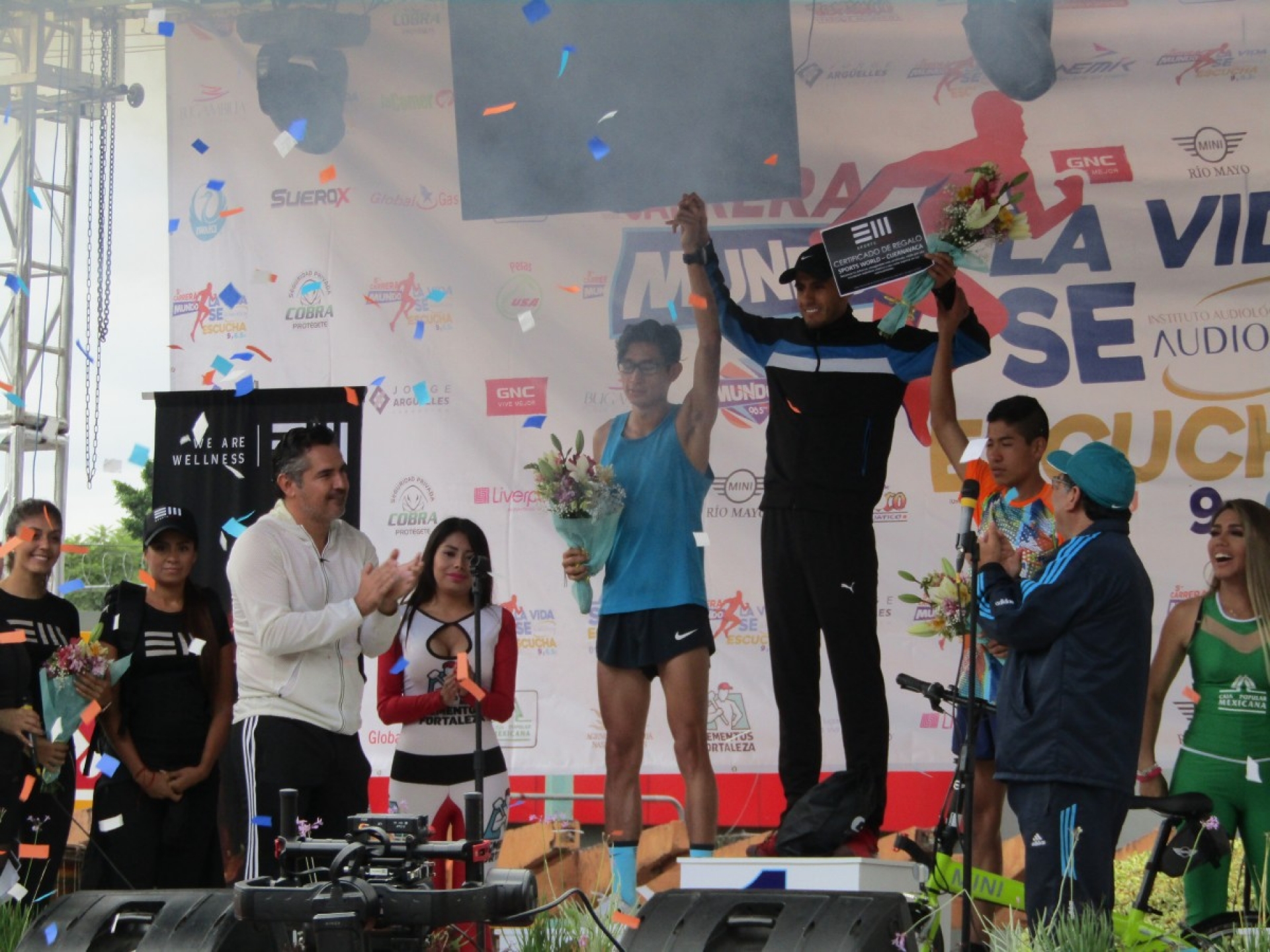 José Juan Esparza conquista la Carrera Mundo 9 y 6.5 K