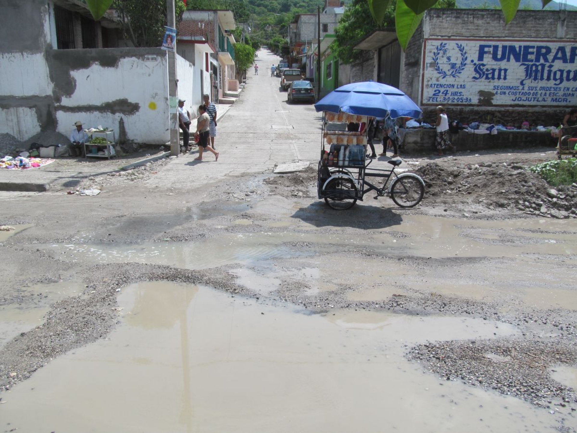 Cumple cuatro días escurrimiento de aguas negras en colonia de Jojutla
