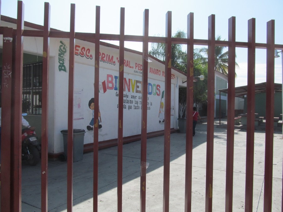 Toman escuela y obtienen maestro de Inglés