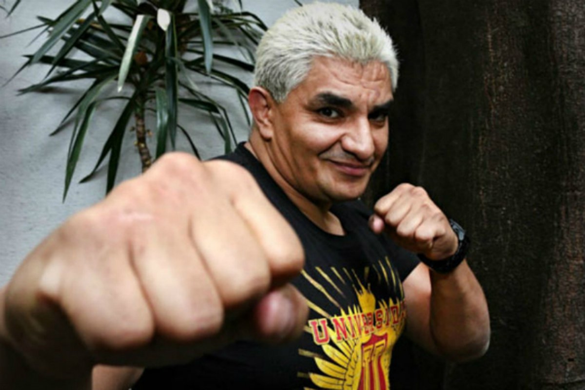 De luchador a vendedor de tacos, la vida de Shocker tras desfigurarse el rostro