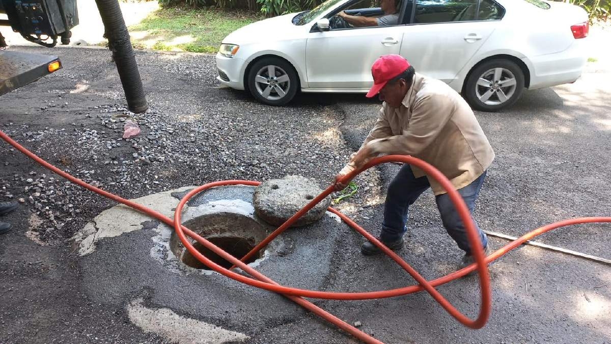 Colapsan tuberías de aguas negras en calle Francisco Villa