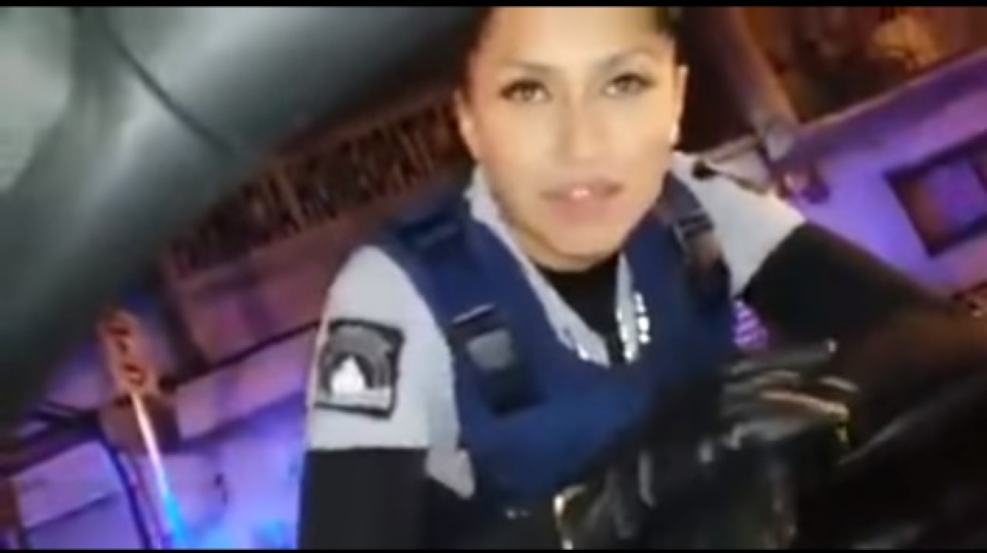 VIDEO: Hombre piropea a policía para evitar alcoholímetro