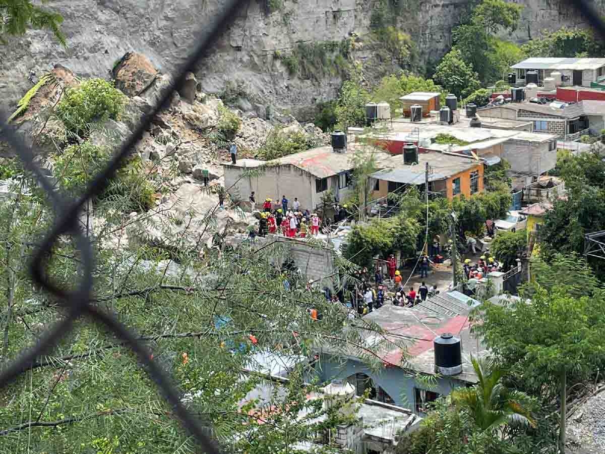 Derrumbe de paredón deja al menos tres mujeres sin vida