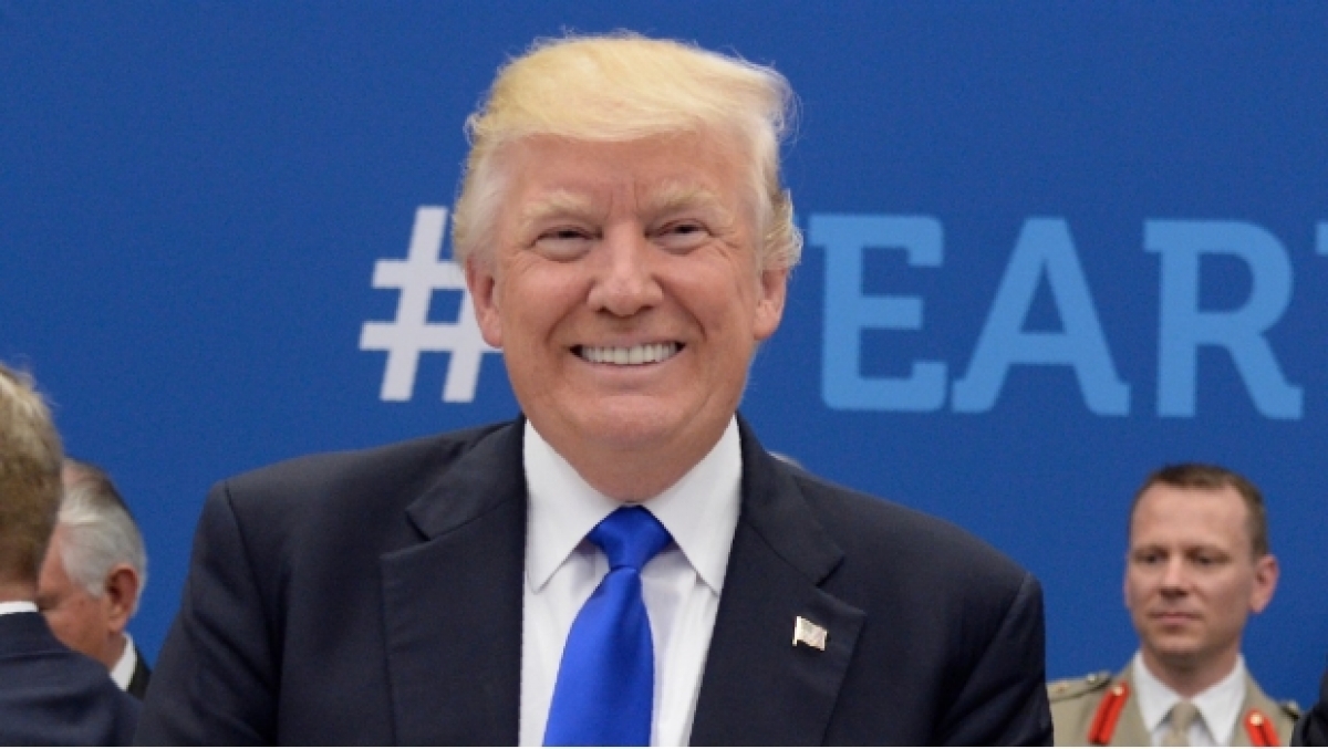 Trump empuja a primer ministro de Montenegro para quedar frente a las cámaras