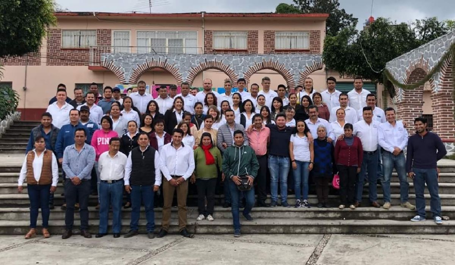 Adelantan aguinaldo a trabajadores municipales de Tetela del Volcán