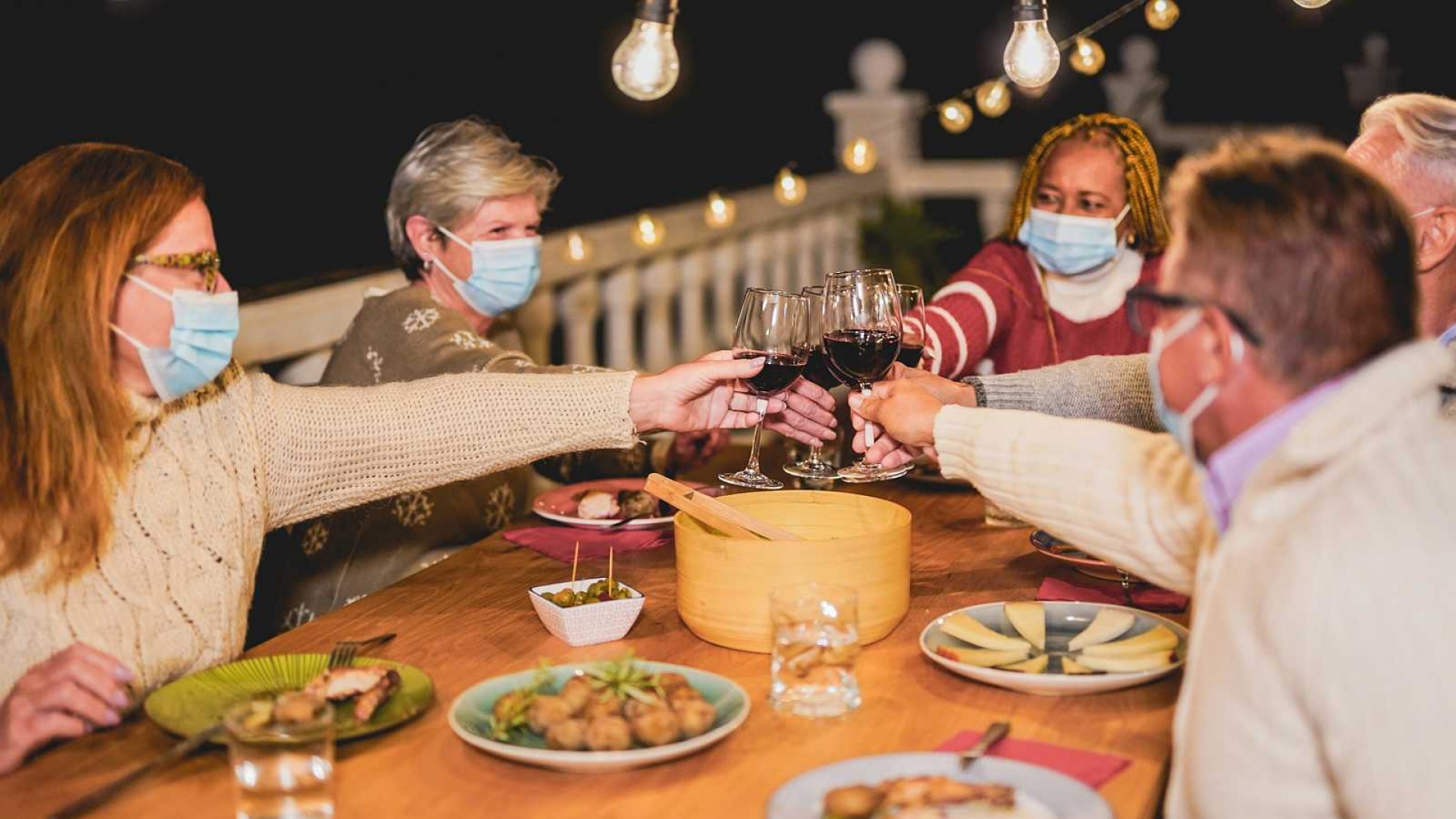OMS recomienda usar cubrebocas en reuniones familiares por Navidad