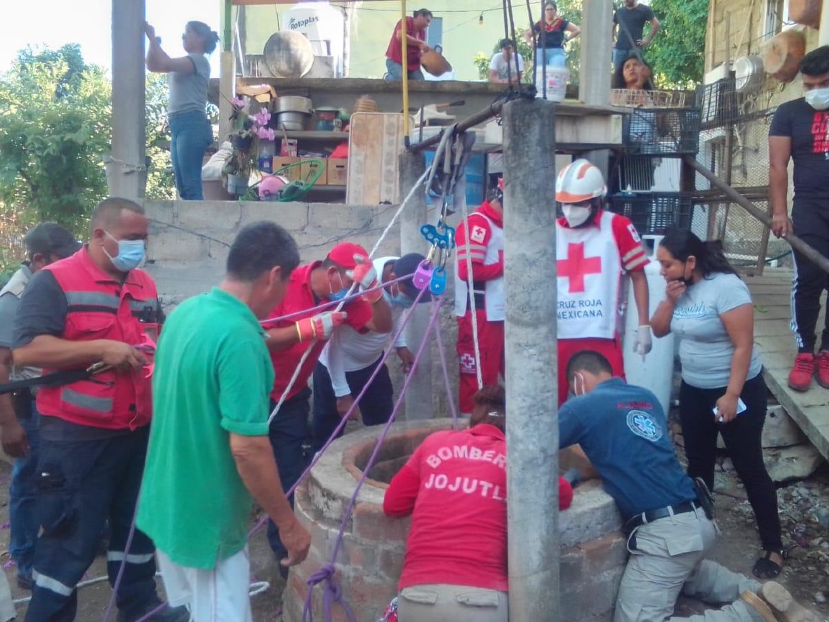 Retoman labores para rescatar a hombre que cayó a pozo