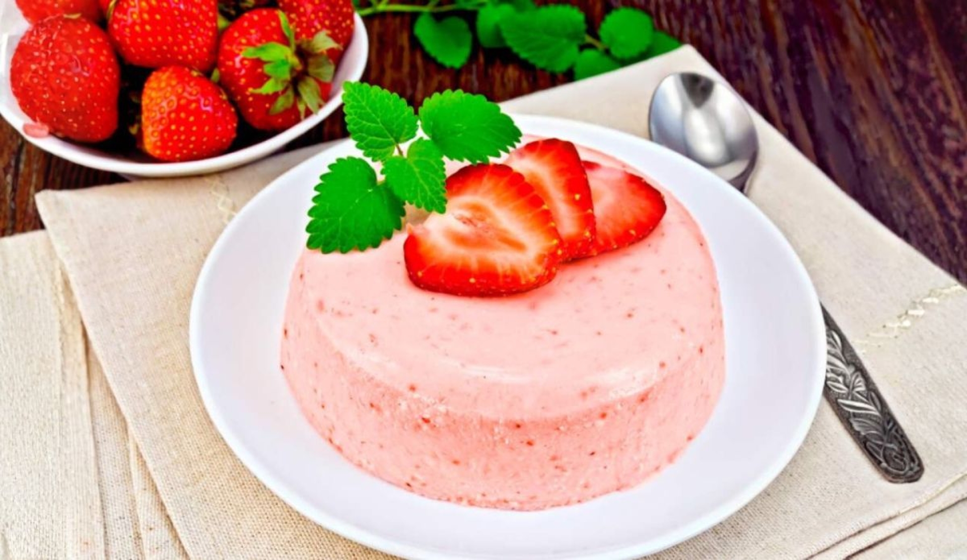 Gelatina de fresas con yogur griego: postre cremoso y bajo en azúcares
