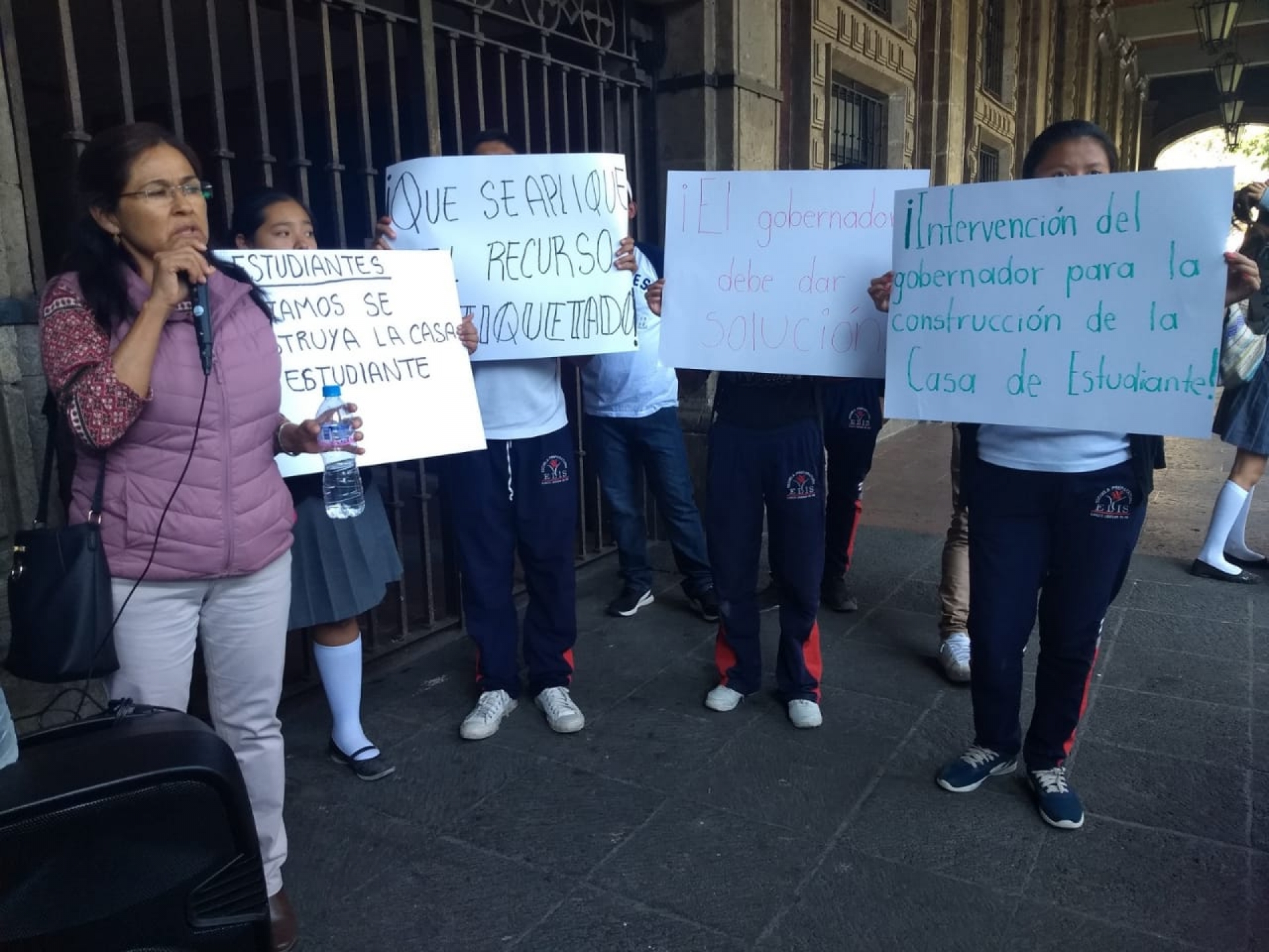Se manifiestan estudiantes de la Fener