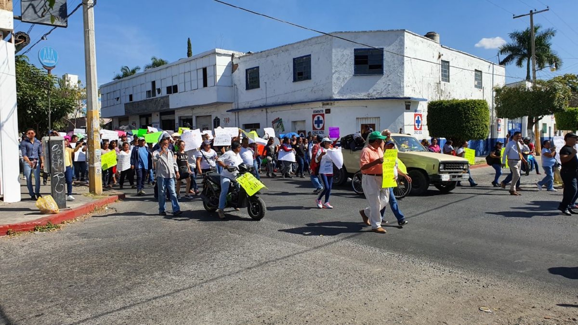 Pobladores de Cuautla marchan en apoyo a policías municipales