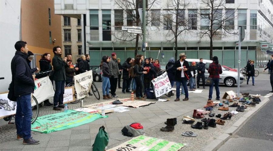 Activistas protestan en Alemania contra visita de EPN; reclaman por corrupción y desaparecidos